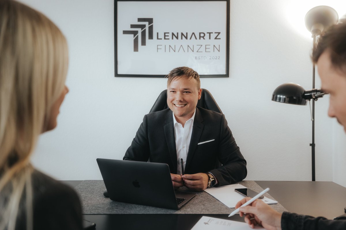 Lennartz Finanzen - Büro mit Herrn Lennartz und Logo im Hintergrund