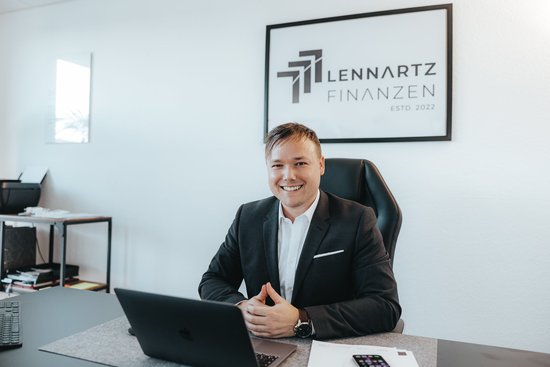 Lennartz Finanzen - Sitzend auf Bürostuhl