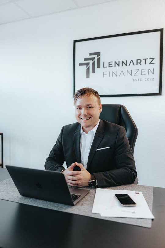 Lennartz Finanzen - Portrait von Herr Lennartz in seinem Büro
