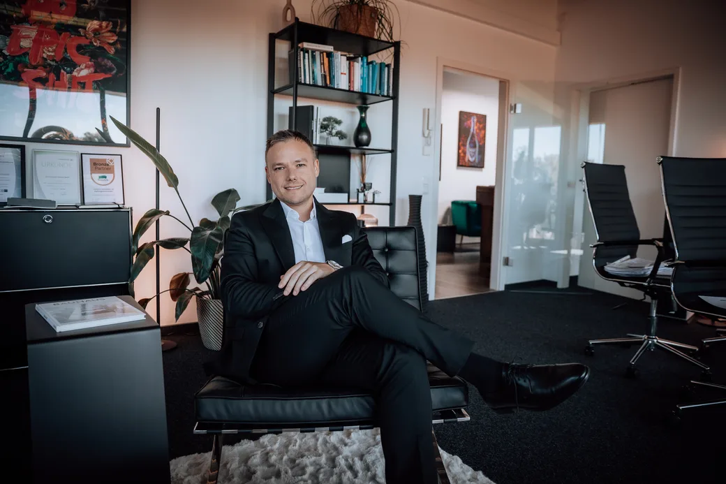 Lennartz Finanzen - Herr Lennartz sitzend im Sessel in seinem Büro